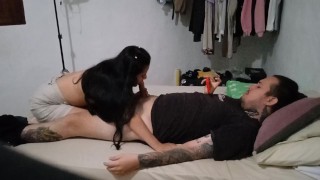 le encanta venir a mi casa solo por mamarme la verga que tanto le gusta