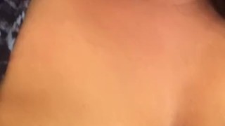 Milf escondida en el baño masturbándose con su consolador