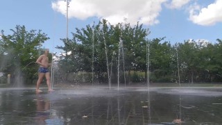 Waterplein deel 1 nat worden in boxer en openbaar naakt