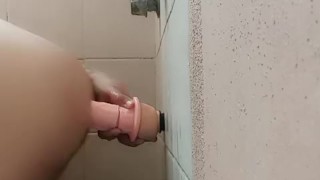 Chico con dildo para su ano.