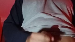 cuarto caliente (joven latino se masturba con un jugete POV)