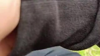 Se sacó el pene y me masturbo hasta venirme en un campo en las afueras de la ciudad