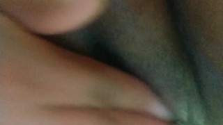 enseñándote mi panocha abriéndole los labios par que la conozcas de cerca