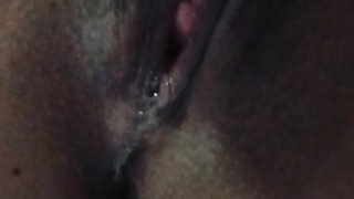 Deixando a buceta bem molhada na masturbação.
