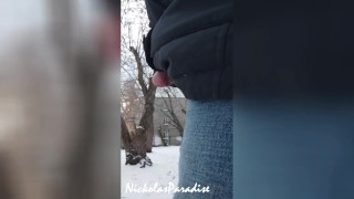 Первый снег. Эксгибиционист светит членом в общественном парке