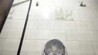 GRANDE MUJER CULONA ENTRA AL BAÑO Y DEJA VER SUS PARTES INTIMAS