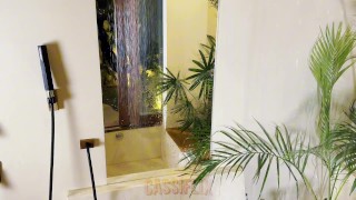 Estava no banho cheia de tesão e me masturbei até deixar ele louco para foder minha buceta.