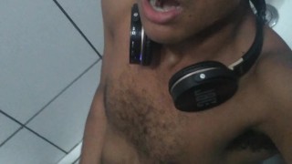 batendo punheta no banheiro público