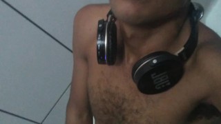 batendo punheta no banheiro público