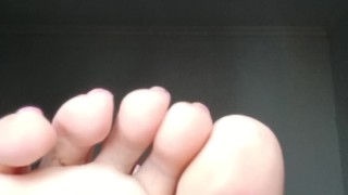 Jugando con mis piecitos