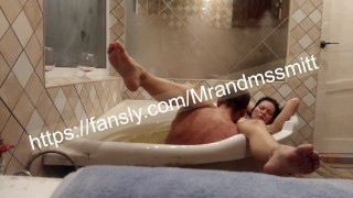 милфа трахается в ванне и получает оргазм от кунилингуса