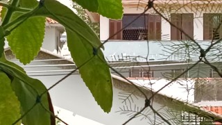 Gozando em público da varanda pra minha vizinha ver o tanto de porra que ela vai levar na bunda