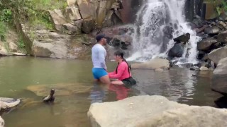 Colombiana de gran culo termina culiando con su mejor amigo en un paseo en bicicleta.