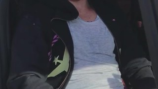 Jugador de fútbol se masturba en la calle mostrándome su gran polla en el auto