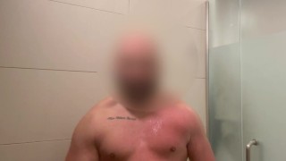 Joven Colombiano se masturba en las duchas del gimnasio