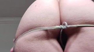 Jugando con sus dedos y su juguete