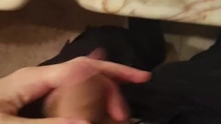 Faccio la pipì in un vaso per sfoggiare tutto il mio liquido giallo dorato