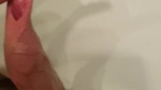 Faccio la pipì in un vaso per sfoggiare tutto il mio liquido giallo dorato