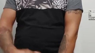 Me masturbo Cachondo en el baño mientras cenan