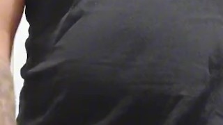 Me masturbo Cachondo en el baño mientras cenan