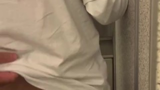 飛行機のトイレでビキニからポロンとチンコを出してみた