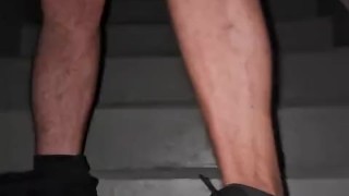 sexo en las escaleras