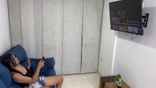 Mi pequeña hermanastra me deja correrme en su culo como regalo de cumpleaños.