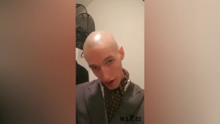 Weee what a smooth & shiny head 🔮