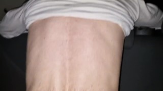 Puta, fica de joelhos no assento de trás carro. Não te mexas!vou meter esporra no teu cu!