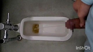 我慢できず仕事を抜け出して大量おしっこ