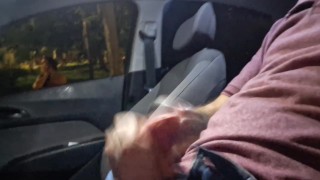 Masturbaçao arriscada para ruiva que estava no ponto de onibus.