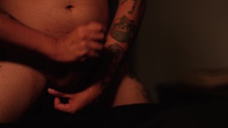 Colombiano se hace una rica paja en su cama con vista a la ciudad hasta venirse.