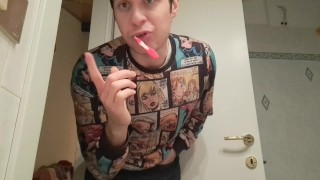 Ragazzo volgare sputa il dentifricio, si sculaccia e si tocca il cazzo godendo di orgasmi anali