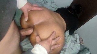 pongo mi culo inclinado para que me entre bien rico la verga