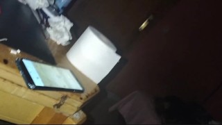 Solo , masturbándome , en , casa .