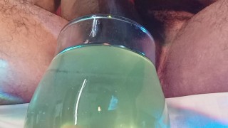 Me orino y me corro dentro de un vaso de cristal con agua