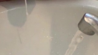 Cámara lenta en el baño votando semen