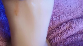 Anal fisting il s'empale sur un gode main