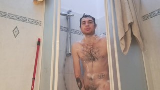 Maracujand si mostra nudo mentre si fa la doccia calda insaponandosi il cazzo