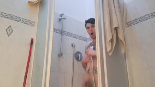 Maracujand si mostra nudo mentre si fa la doccia calda insaponandosi il cazzo