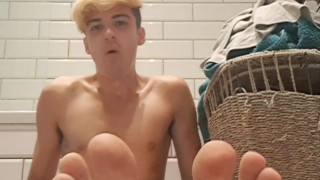 Fuck my Twink feet