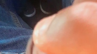 Chico juega con precum