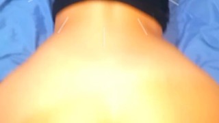 Mi hermanastra culona me enseña sus partes, tiene un culo hermoso