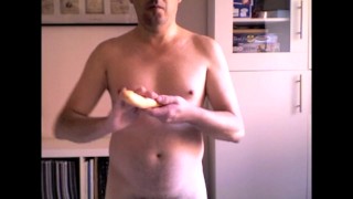 LA PUTA JUEGA SE PAJEA CON EL DILDO EN EL CULO