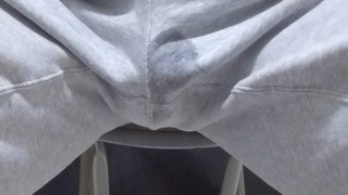 家でくつろいでいたら催し、そのまま我慢出来ずにお漏らしした男性
