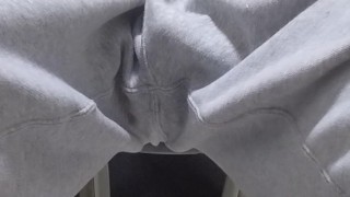 家でくつろいでいたら催し、そのまま我慢出来ずにお漏らしした男性