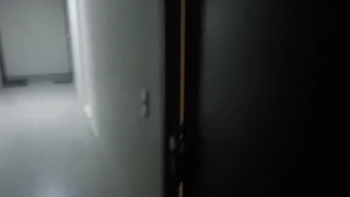 Espiando a la vecina de buenas nalgas