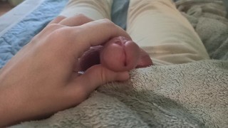 Парень ласкает свои член последний раз в этом году