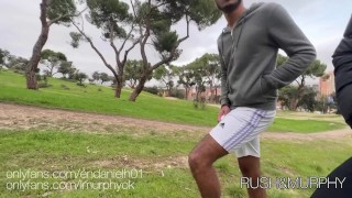 Encuentro en el parque con mi entrenador personal con bulto gigante me folla duro en público