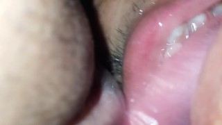 Esta esposa con permiso recibe a su nuevo amante en casa
